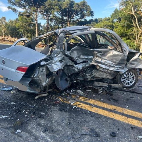 Colisão frontal na BR-277 deixa cinco pessoas gravemente feridas