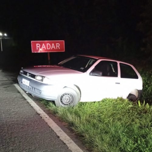 Carro sai da pista na PR-151 entre Castro e Carambeí