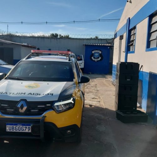 Homem procurado por roubo é preso pela PM escondido entre colchões em Carambeí