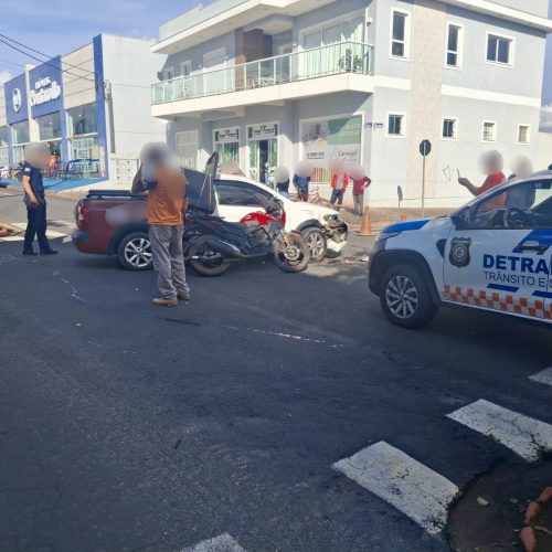 Câmeras flagram colisão entre moto e caminhonete em Carambeí