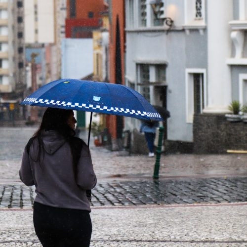 Chuva volumosa até terça e vento na quarta: tempo segue instável no Paraná