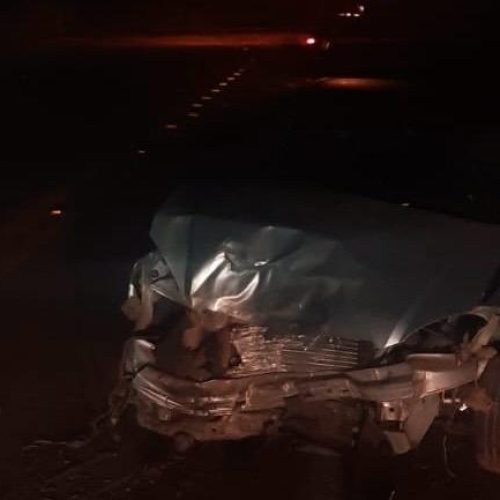 Motorista colide contra árvore na PR-151