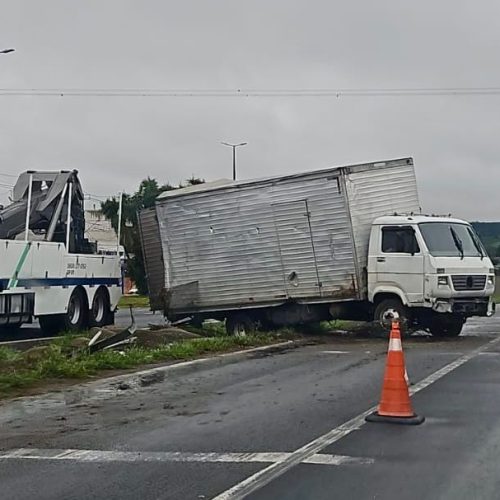 Vídeo: Caminhão sai da pista em Carambeí e invade canteiro central