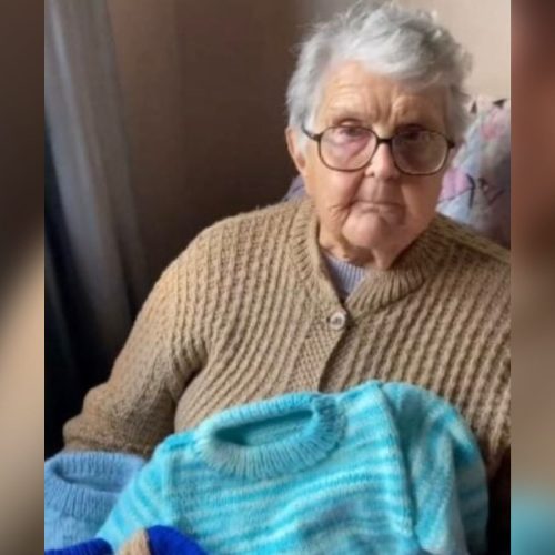 Idosa faz casacos de tricô para desabrigados do RS