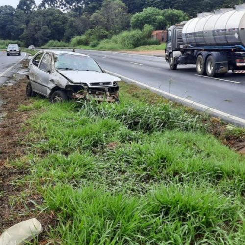 Capotamento deixa três pessoas feridas na PR-151
