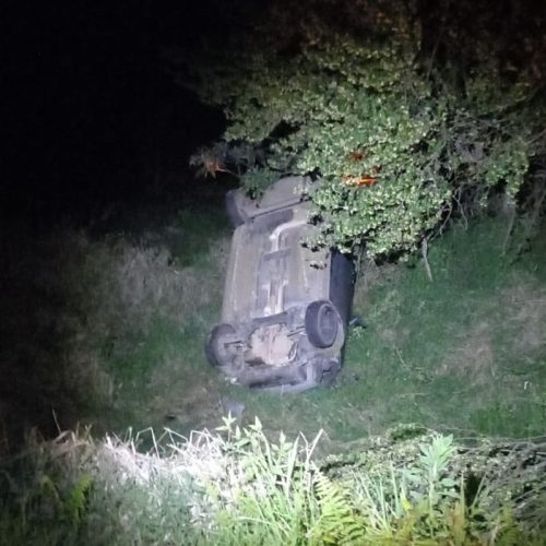 Mulher fica ferida após capotamento na PR-151, em Carambeí