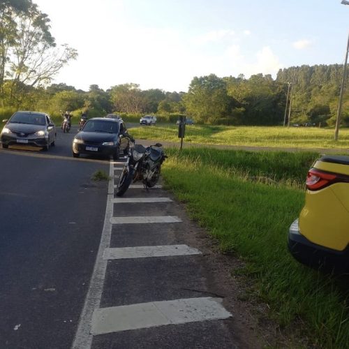 Carro de Carambeí se envolve em acidente com motocicleta na PR-151