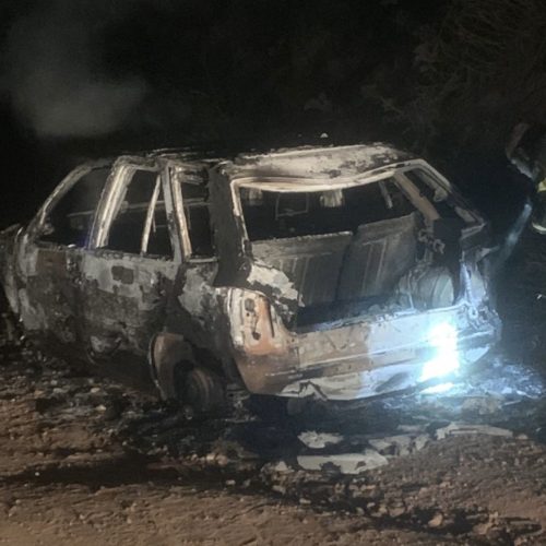Mistério: veículo é encontrado completamente queimado em Carambeí