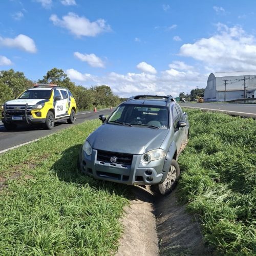 Motorista fica ferido após Fiat Strada sair da pista e atingir canaleta na PR-151