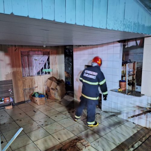 Ação rápida evita incêndio de grandes proporções em residência de Carambeí
