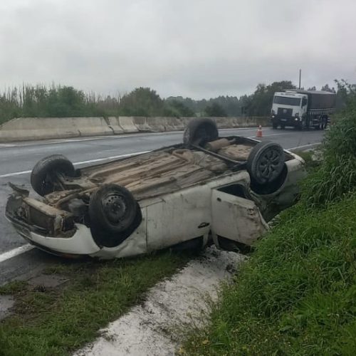 Veículo de empresa de segurança capota na PR-151, em Carambeí