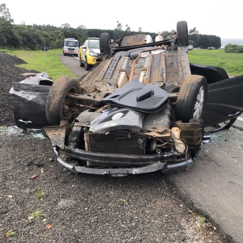 Capotamento na PR-151 em Carambeí deixa três pessoas feridas