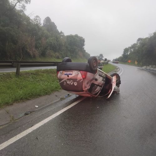 Motorista fica ferido após carro capotar na PR-151
