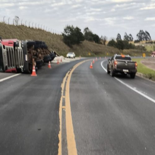 Acidente na PR-151: carreta tomba em curva e motorista escapa ileso