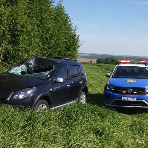 Carro envolvido em colisão frontal é localizado abandonado em Carambeí