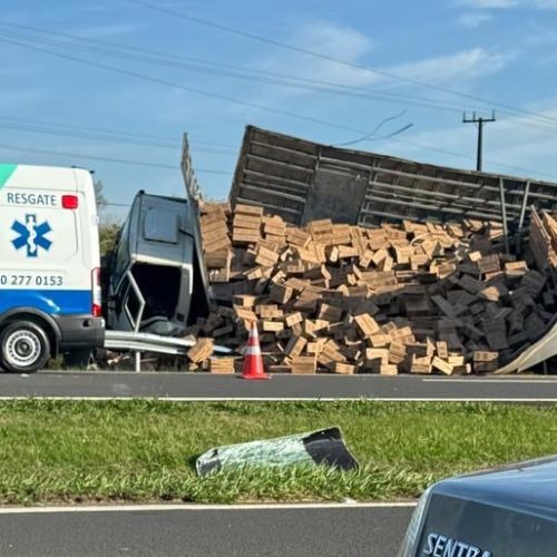 Colisão entre ônibus e caminhão mobiliza resgate na PR-151, em Carambeí