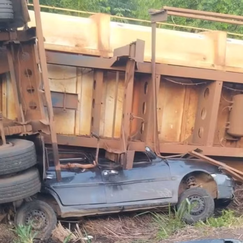 Jovens de 18 e 23 anos morrem após carro ser ‘esmagado’ por caminhão no PR