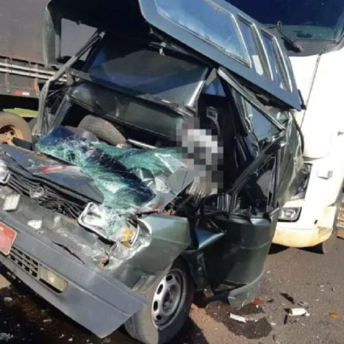 Homem morre ao ter carro prensado por dois caminhões em rodovia do PR