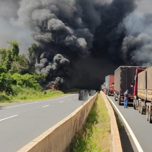 Caminhão carregado com combustível pega fogo após acidente na região
