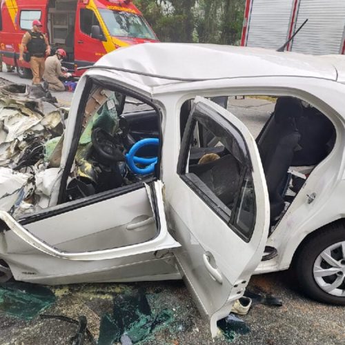 Família da região morrem em acidente entre carro e caminhão