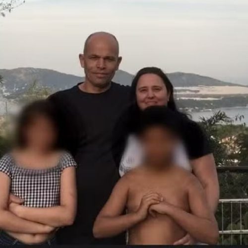 Adolescente mata família após ter celular tomado pelos pais