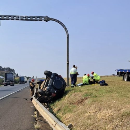 Acidente na PR-151 envolve carro e caminhão