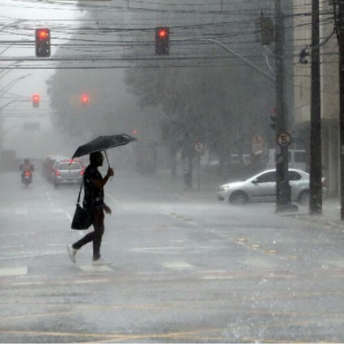 Alerta amarelo de tempestade atinge mais de 100 cidades do Paraná