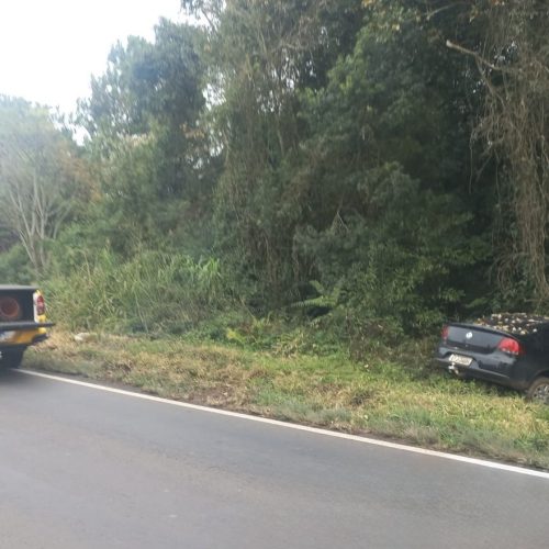 Jovens ficam feridos após carro sair da pista e atingir árvore na região