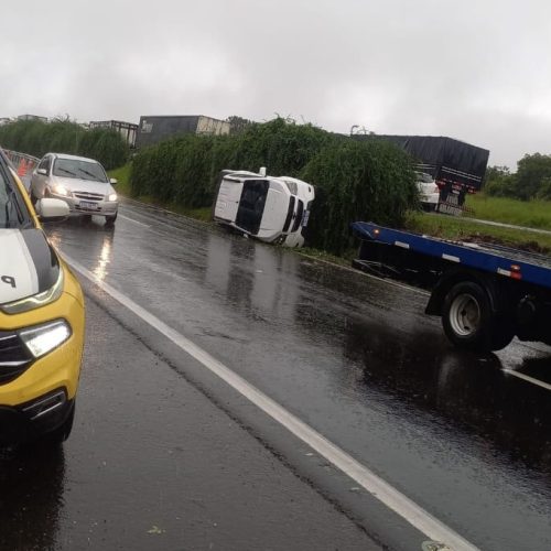 Motorista fica ferida após tombamento na PR-151, em Carambeí