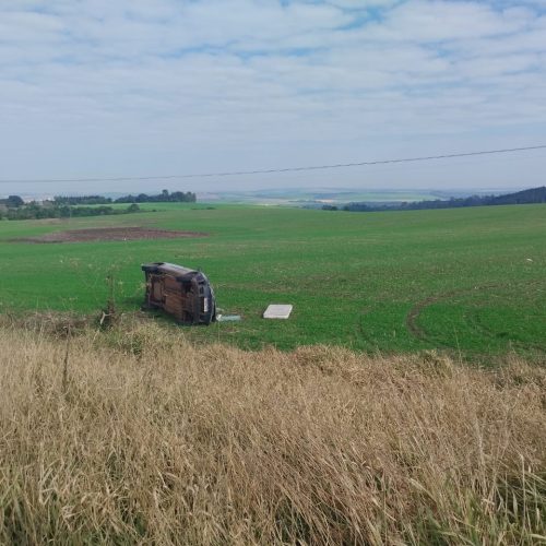 Motorista fica ferido em capotamento na PR-151, em Carambeí