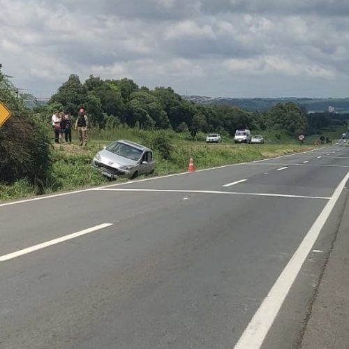 Motorista perde o controle e sai da pista na PR-151, em Carambeí