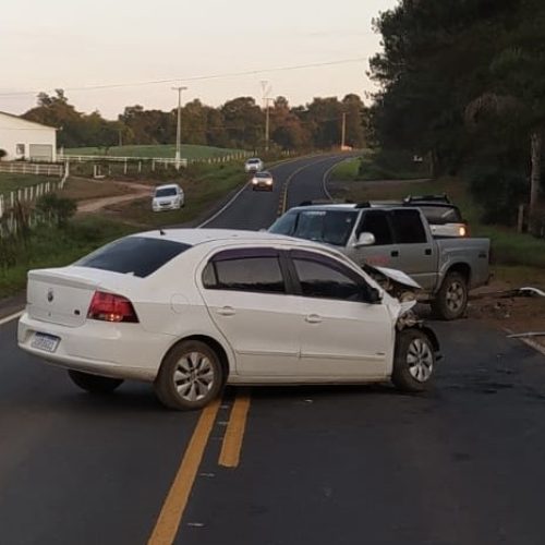 Carro de Carambeí se envolve em acidente na PR-090 e deixa ocupantes feridos