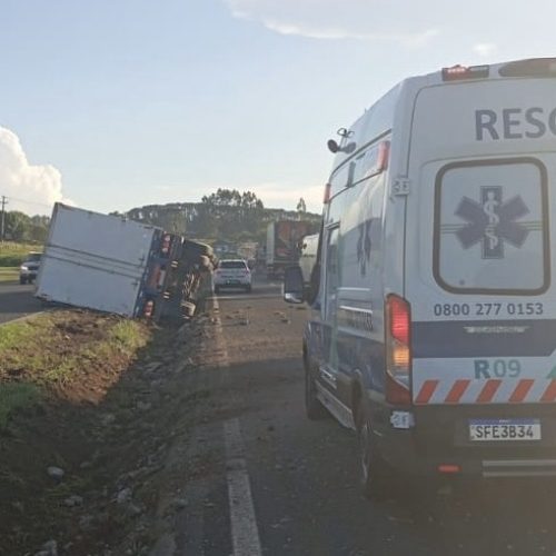 Caminhão tomba na PR-151 entre Castro e Carambeí e deixa motorista ferido