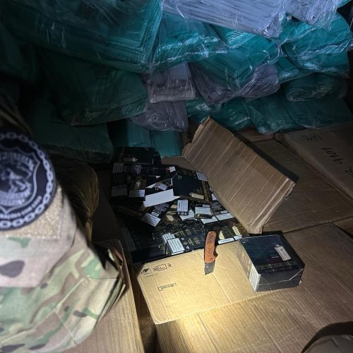 Polícia apreende mais de 19 mil cigarros eletrônicos na PR-151, em Carambeí