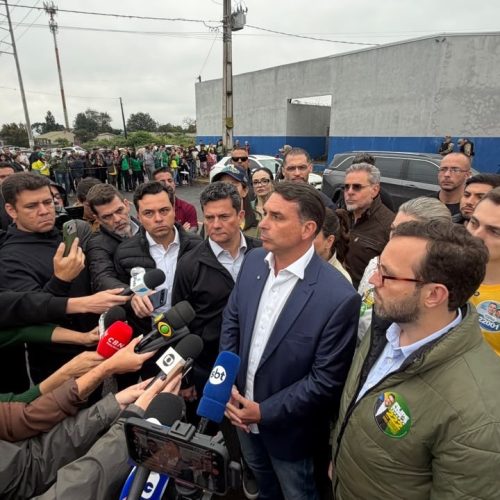 Moro acompanha Flávio Bolsonaro em visita a Filipe Martins em Ponta Grossa