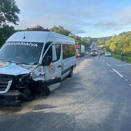 Colisão traseira entre van da Saúde e bitrem gera lentidão na rodovia sentido Curitiba