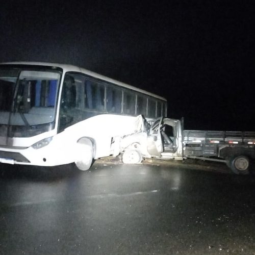 Acidente entre ônibus e caminhão deixa homem ferido na região