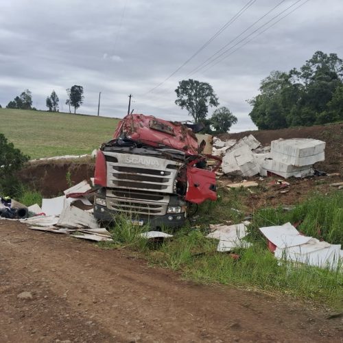 Caminhão bitrem sai da pista e deixa condutor ferido&nbsp;na região