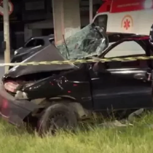 Pai morre e crianças ficam feridas após carro bater em poste no PR
