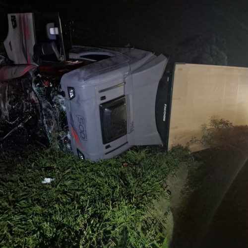 Colisão traseira seguida de tombamento deixa motorista ferido na PR-151