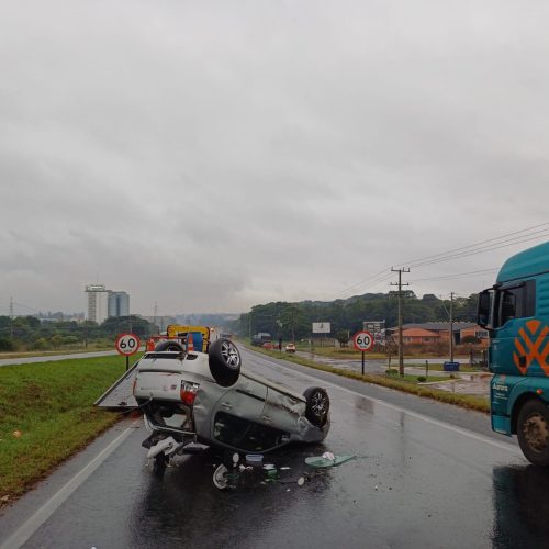 Colisão lateral seguida de capotamento deixa ferido na BR-376, em Ponta Grossa