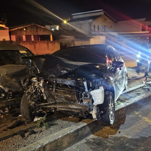 Batida frontal deixa casal ferido na região