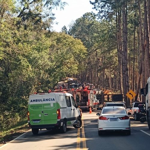 Acidente entre carreta e caminhonete deixa feridos na região