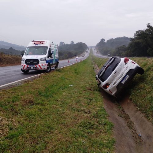 Motorista fica ferido após sair da pista na PR-151