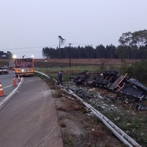 Acidente com caminhão na PR-151 deixa uma vítima fatal