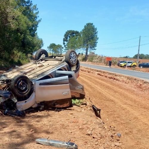 Carro capota na PR-151 e deixa duas pessoas feridas