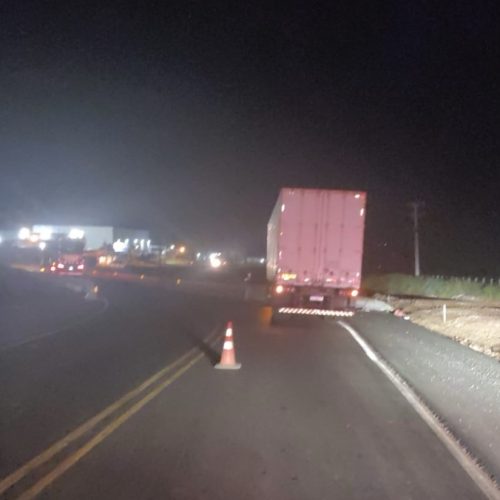 Caminhão colide contra mureta de proteção na PR-151