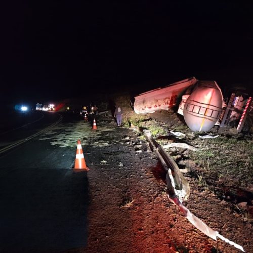 Caminhão tomba e derrama carga de óleo vegetal na PR-151&nbsp;