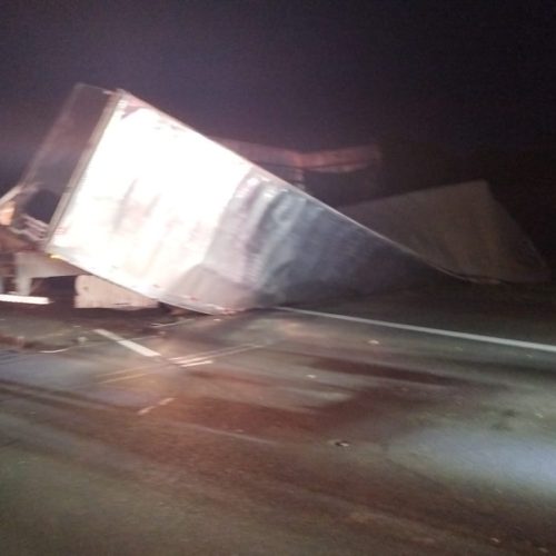 Caminhão tomba e interdita totalmente a BR-376