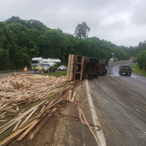 Caminhão tomba na PR-151 e motorista fica ferido&nbsp;